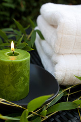 Bougie et serviettes de bain
