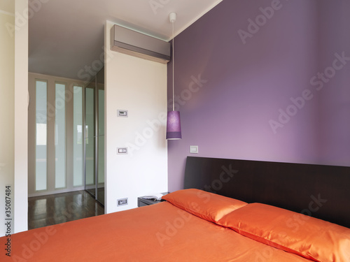moderna camera da letto con copriletto arancione\ moderna camera da letto con copriletto arancione\