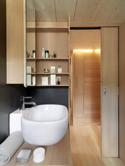 bagno moderno con pareti in bosierie