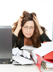Haare raufen im Büro Überstunden