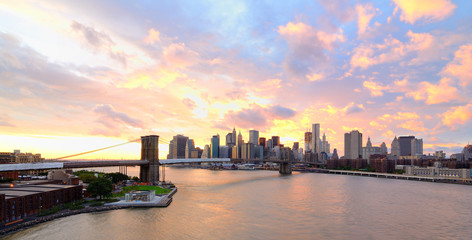 Fototapeta na wymiar Manhattan Skyline o zachodzie słońca