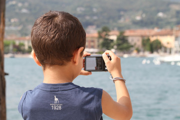 bambino che fotografa