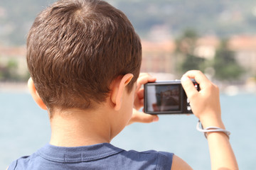 bambino che fotografa