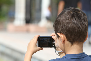 bambino che fotografa