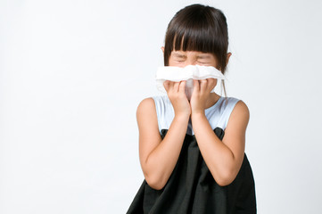 鼻をかむ女の子