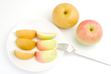 カットしたリンゴとナシ