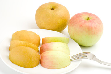 カットしたリンゴとナシ