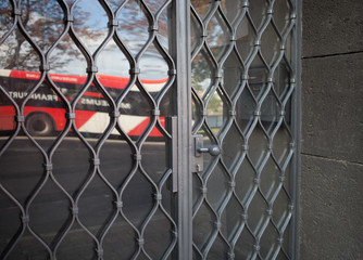 T&uuml;r mit Gitter und Glaseinsatz Eingang Haust&uuml;r 