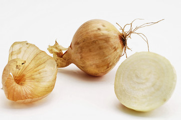 eine halbe und eine ganze Zwiebel