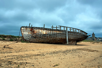 Fototapeta na wymiar Epave de bateau de pêche