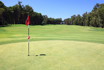 Obraz premium Flag on the golf course.