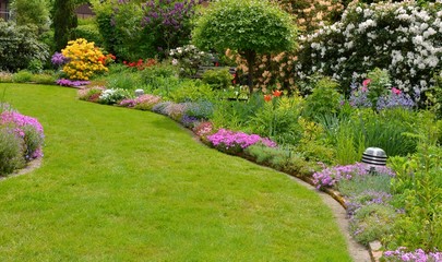 Garten mit Steingewächsen und Rhododendren