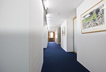 langer Flur im Bürogebäude