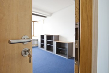offene Tür Büro mit Schlüssel und Einblick in ein leeres Büro