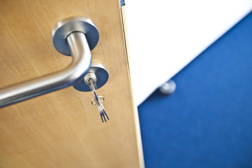 offene Tür mit Schlüssel Büro 