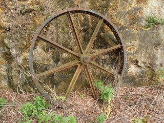 Vielle roue dans une carrière