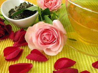 Fototapeta na wymiar Grüner Tee mit Rosenblüten
