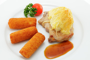 Schweinesteak Dubarry, Blumenkohl überbacken, Kartoffelkroketten