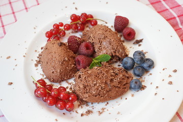 Mousse au chocolat mit Beeren