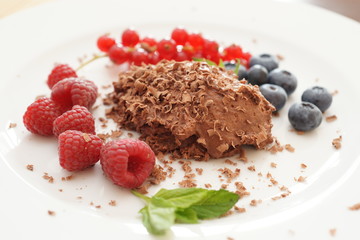Mousse au chocolat mit Beeren