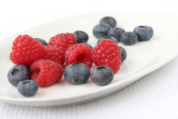 Waldfrüchte - Himbeeren und Blaubeeren