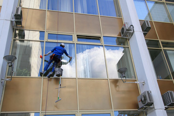 The working spiderman washes windows © dank_a