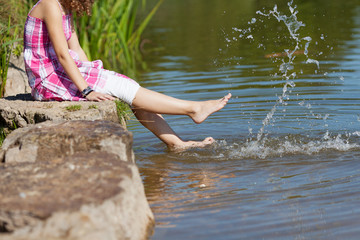 mädchen badet füße see