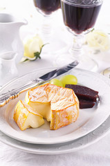Käse mit Wein