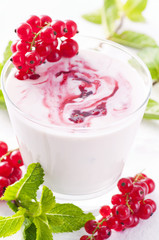Joghurt mit Johannisbeeren