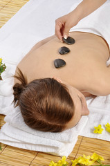 massaggio pietre benessere relax