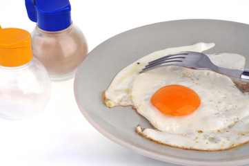 Oeuf au plat dans l'assiette