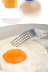 L'oeuf dans l'assiette