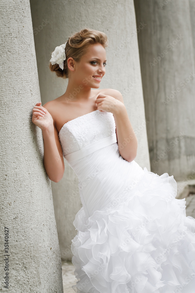 Wall mural beautiful bride in white dress