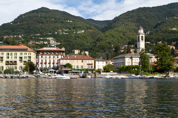 Der Ort Cernobbio mit Bootshafen am Comer See, Italien