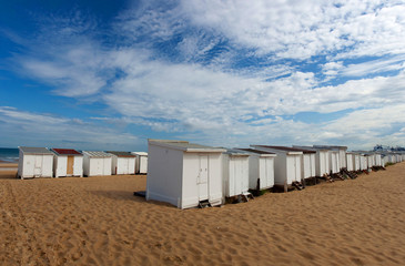 Fototapeta na wymiar Mały dom na plaży na piasku plaży w Calais, Francja