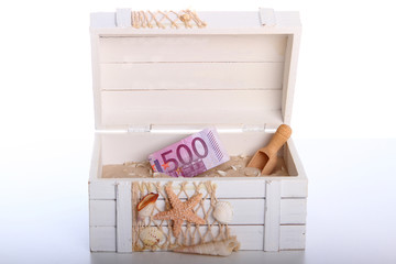Schatztruhe mit Geldschein als Geschenk © westimage