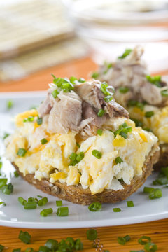 Sandwich with scrambled eggs and mackerel