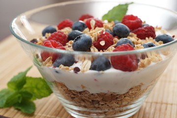 Schüssel mit Müsli, Joghurt und Beeren