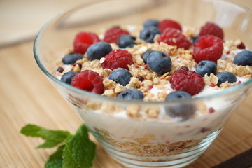 Müsli mit Beeren zum Frühstück