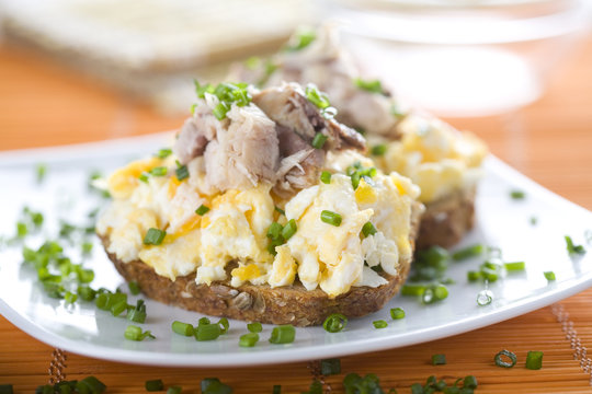 Sandwich with scrambled eggs and mackerel