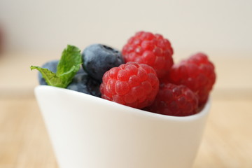 Himbeeren und Heidelbeeren in einer Schale