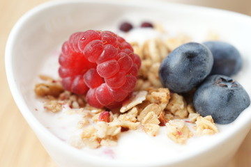 Beeren und Müsli in einer Schale