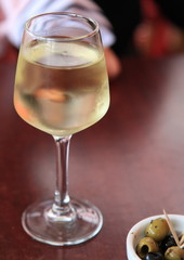 vin appéritif avec des olives