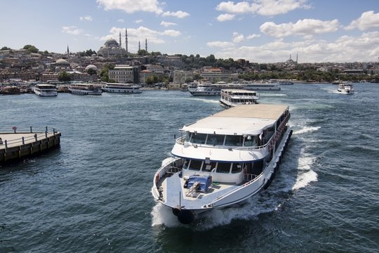 Bateau sur le Bosphore - Istanbul - Turquie