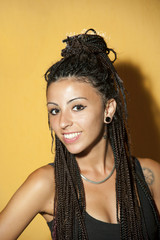 ragazza sorridente con treccine