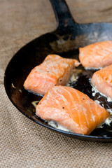 Lachsfilets in der Pfanne