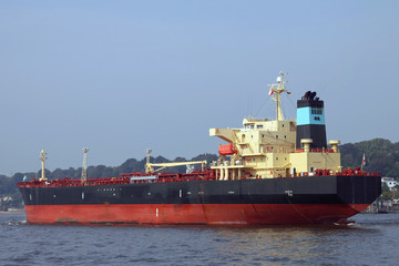 Fototapeta premium Tanker auf der Elbe