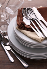pile d'assiette et couverts