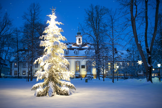 Herrenhuter Br&uuml;dergemeine Kirche mit Weihnachtsbaum
