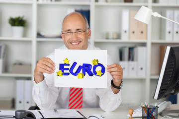 lächelnder mann im büro zeigt euro